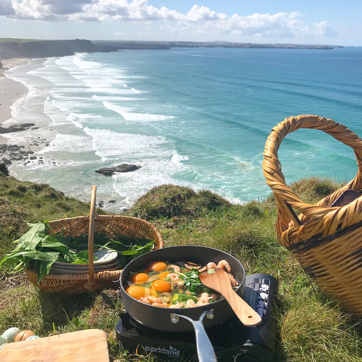 Collected hen eggs from the allotment this weekend and then foraged for some wild garlic. Picnic on the headland after 👌🏼
