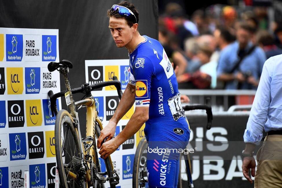 DansLaMusette's tweet photo. Cette photo de Terpstra en train de checker discretos la pression des pneus de Sagan après l'arrivée de Paris-Roubaix est géniale ! https://t.co/oMbPAomvoY