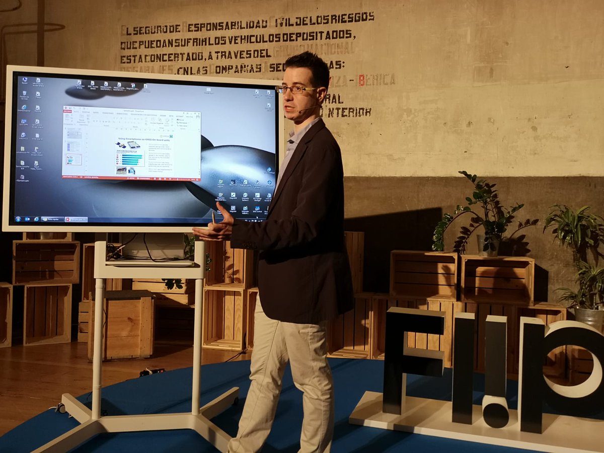 Giz_Tab's tweet photo. #SamsungFlip es la pizarra interactiva de 55 pulgadas que @SamsungEspana propone como alternativa al power point! Cero excusas para dar rienda suelta a la creatividad y productividad en entornos colaborativos de trabajo https://t.co/IPa50woZGY