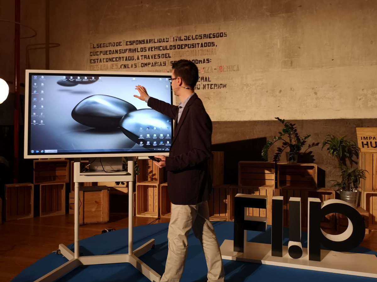 Giz_Tab's tweet photo. #SamsungFlip es la pizarra interactiva de 55 pulgadas que @SamsungEspana propone como alternativa al power point! Cero excusas para dar rienda suelta a la creatividad y productividad en entornos colaborativos de trabajo https://t.co/IPa50woZGY