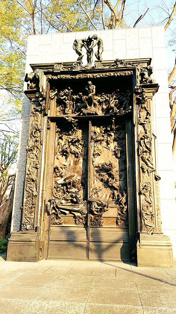 るうどもんきぃ En Twitter 西陽の当たる地獄の門とライトアップされた地獄門です W B ライトアップされるとまた違ったおどろおどしさが感じられる気がするのは私だけでしょうかw 国立西洋美術館 地獄の門