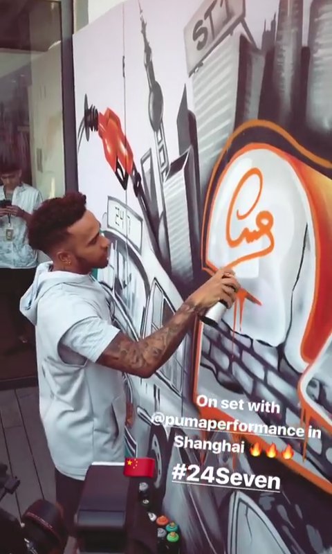 sarah44lewis's tweet photo. @LewisHamilton on set with @pumamotorsport in Shanghai 🎨
#PumaPerformance #24Seven #IgniteFlash https://t.co/OoxlJqAo0H