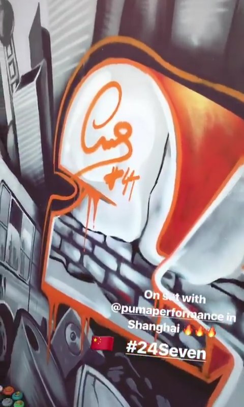 sarah44lewis's tweet photo. @LewisHamilton on set with @pumamotorsport in Shanghai 🎨
#PumaPerformance #24Seven #IgniteFlash https://t.co/OoxlJqAo0H