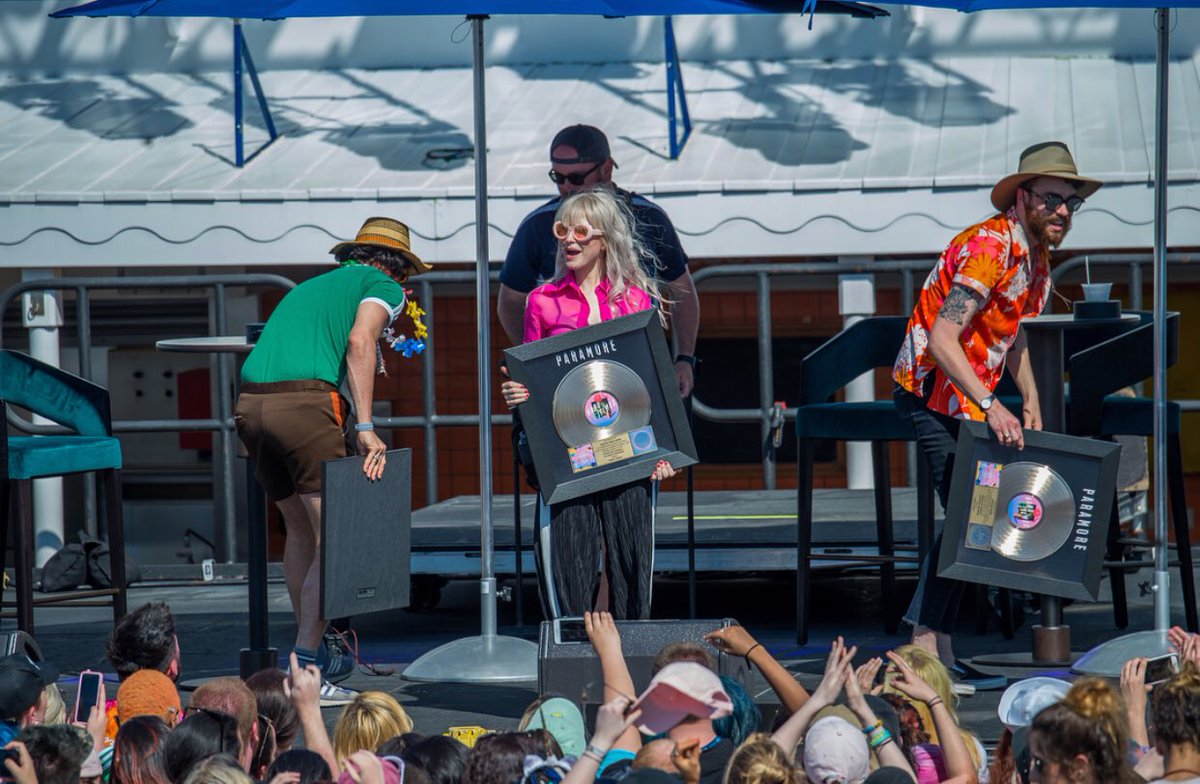 hard times has been certificated 📀GOLD📀 in the USA!🇺🇸
congrats <a href="/paramore/">paramore</a> 💘✌🏻🌴

📷: Michelle Wacker
