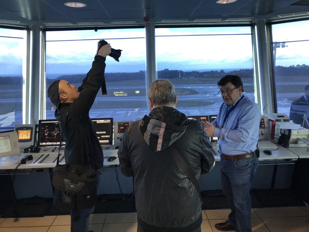ENAIRE's tweet photo. Los controladores aéreos de @ENAIRE en el Aeropuerto de #Asturias explican el gran trabajo que hacen a medios de comunicación 🎧 ✈️  @lanuevaespana @TPAnoticias @eduardonavesalb 📹 https://t.co/RMWHI4yxE8