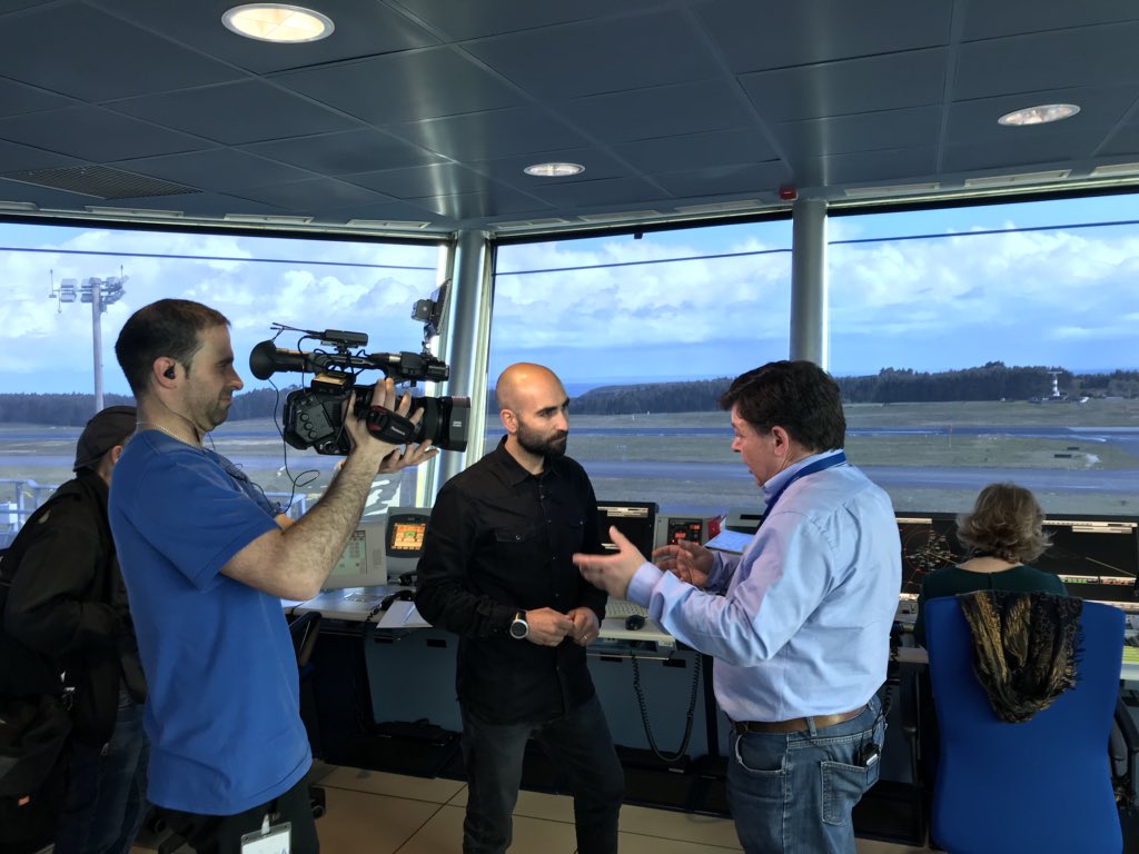 ENAIRE's tweet photo. Los controladores aéreos de @ENAIRE en el Aeropuerto de #Asturias explican el gran trabajo que hacen a medios de comunicación 🎧 ✈️  @lanuevaespana @TPAnoticias @eduardonavesalb 📹 https://t.co/RMWHI4yxE8