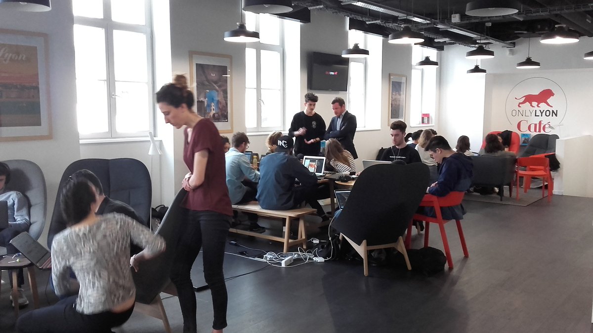 Virginiamathon's tweet photo. Hack ta formation: création d'une application numérique permettant d'accéder à son compte personnel de formation @EMLYON #hacktaformation #CPF https://t.co/H9iqW99S0e