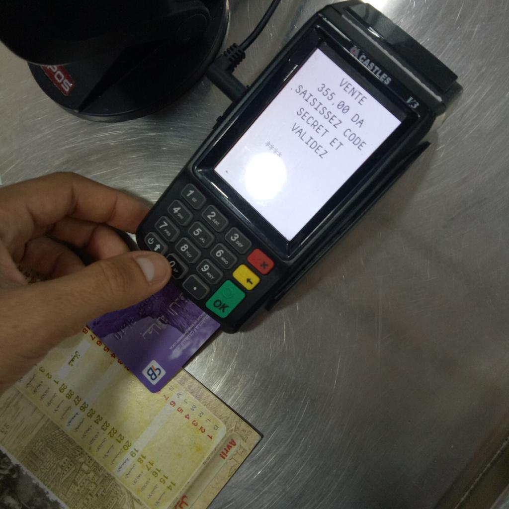 Dahmanianis77's tweet photo. Un plaisir de régler ses achats à la superette #BDL #Staoueli par carte #CIB #TPE #DDPE. 💪💪💪 Contribuons tous au développement du paiement èlèctronique . https://t.co/zGE19I20e8