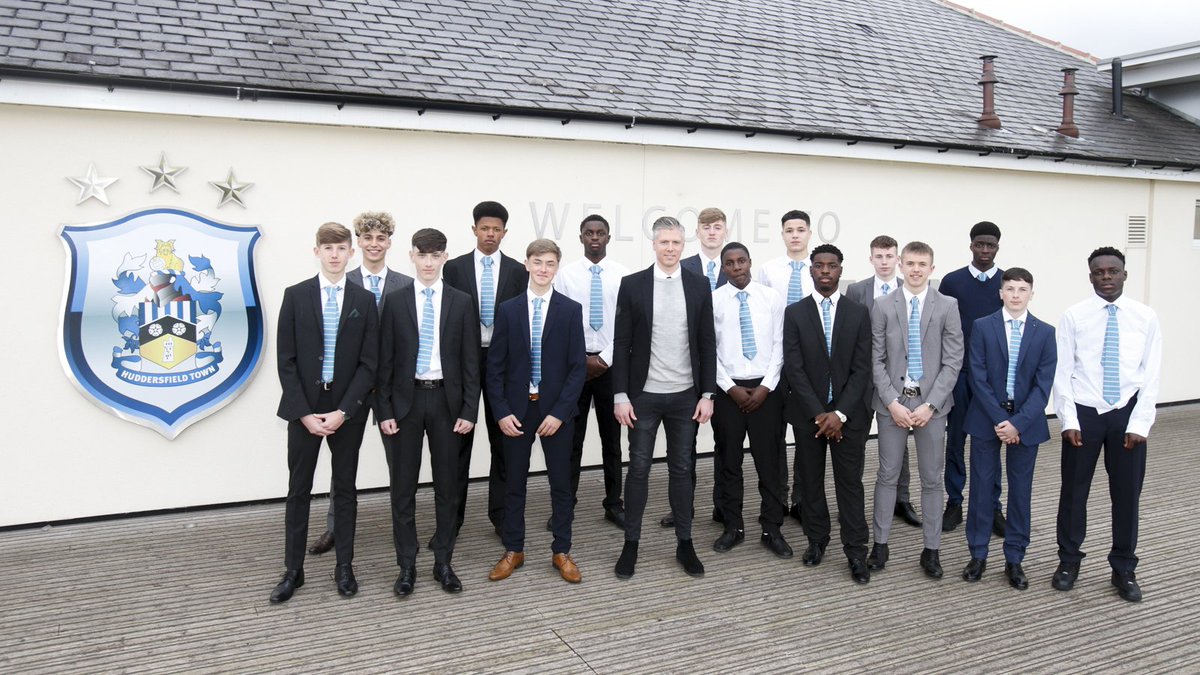 👋 On Monday, #htafc gave a big welcome to the 15 #YoungTerriers who will form the new-look Under-17 team from the start of the 2018/19 season!

Find out more about the players here, with comments from Academy Manager <a href="/LeighBromby/">Leigh Bromby</a> 

▶️ bit.ly/1819Scholars

(DTS)