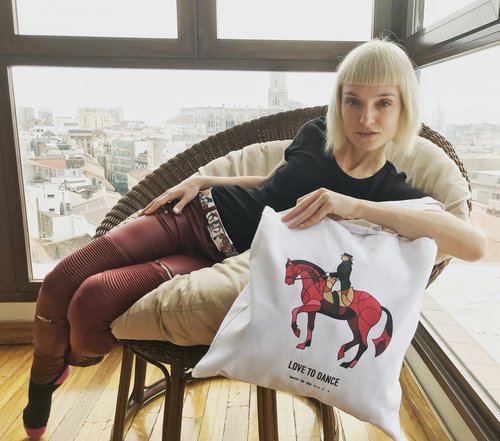 A couple people asked about the photos of Roxanna, she worked as a model and also did a lot of graphic design work creating movie posters and print adds you see in magazines.