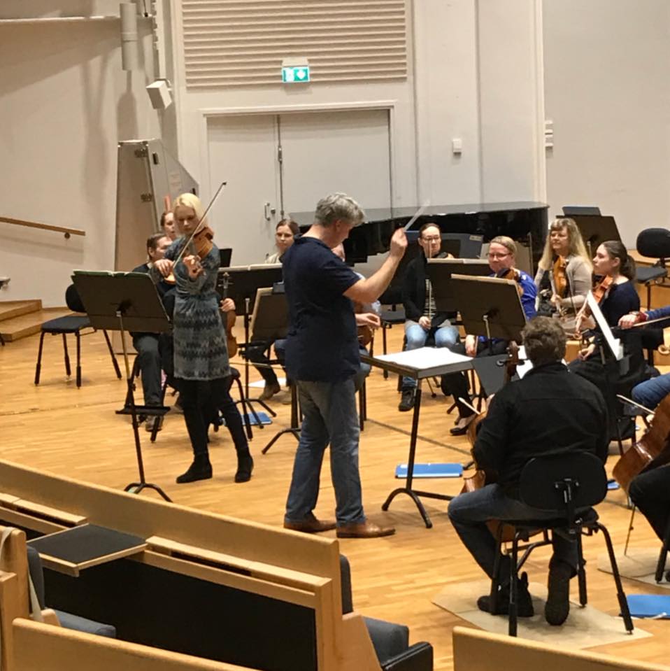Torstaina Carelia-salissa tiedossa mm. Haydnin Patarumpu-sinfoniaa ja Anna Kreetta Gribajcevicin taituroimana Kalevi Ahon konserton vauhdikkaita käänteitä.