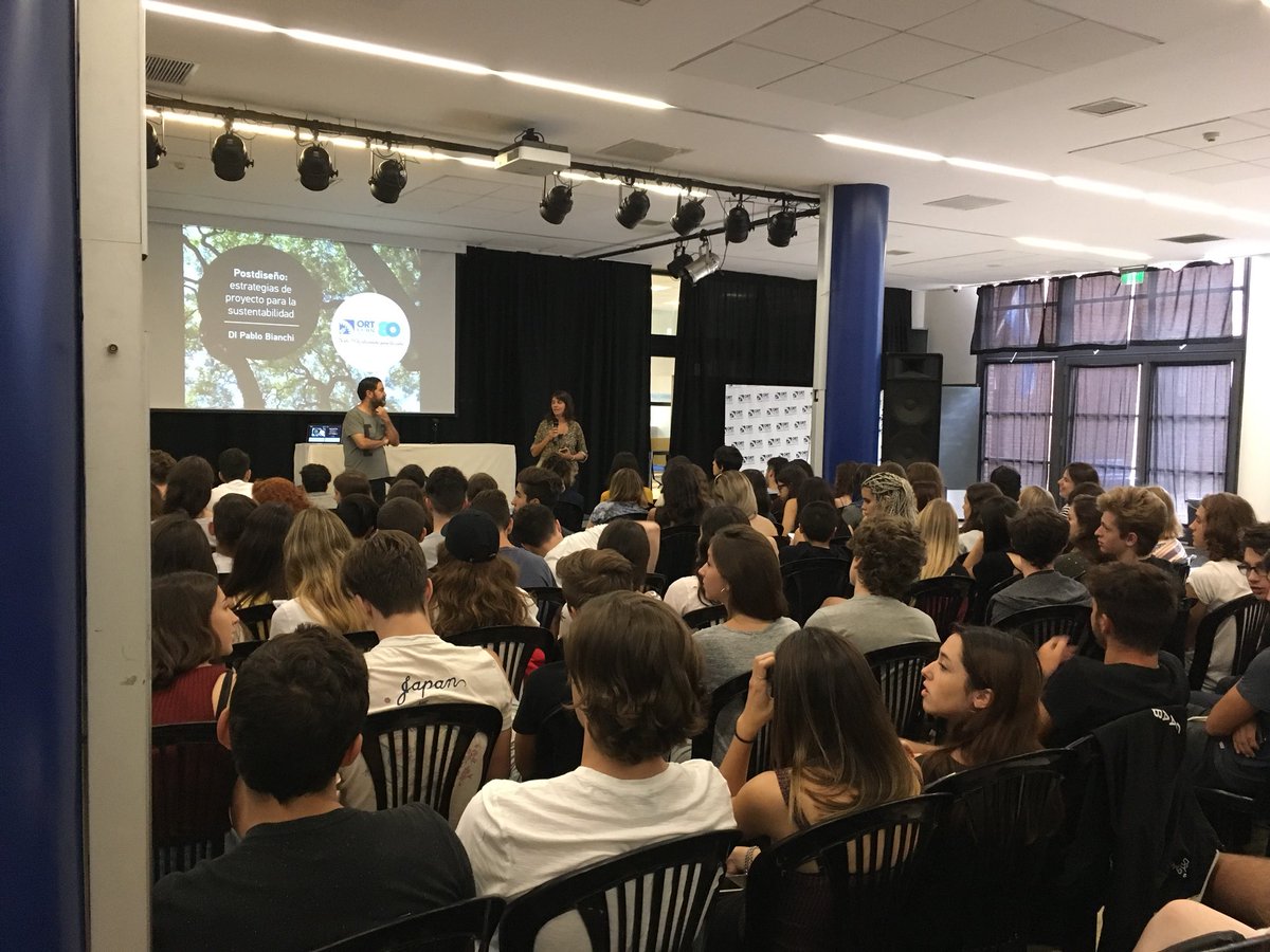 ORTArgentina's tweet photo. El diseñador industrial Pablo Bianchi brinda una charla sobre “Postdiseño” para los alumnos de 6to. año de #DiseñoORT https://t.co/MwcesH0FDb