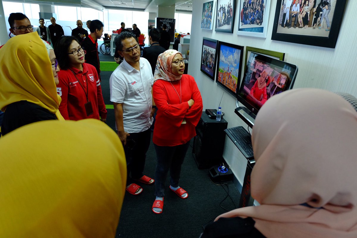 TselArea2's tweet photo. EVP Area Jabotabek Jabar Ririn Widaryani melanjutkan Safari Registrasi sekaligus market visit&amp; kunjungan ke Call Center Telkomsel di INFOMEDIA Bandung.
•
Selain itu beberapa outlet dan Mitra AD Telkomsel di wilayah Branch Bandung,mendapat kunjungan langsung bersama management. https://t.co/daYLD1JA9F