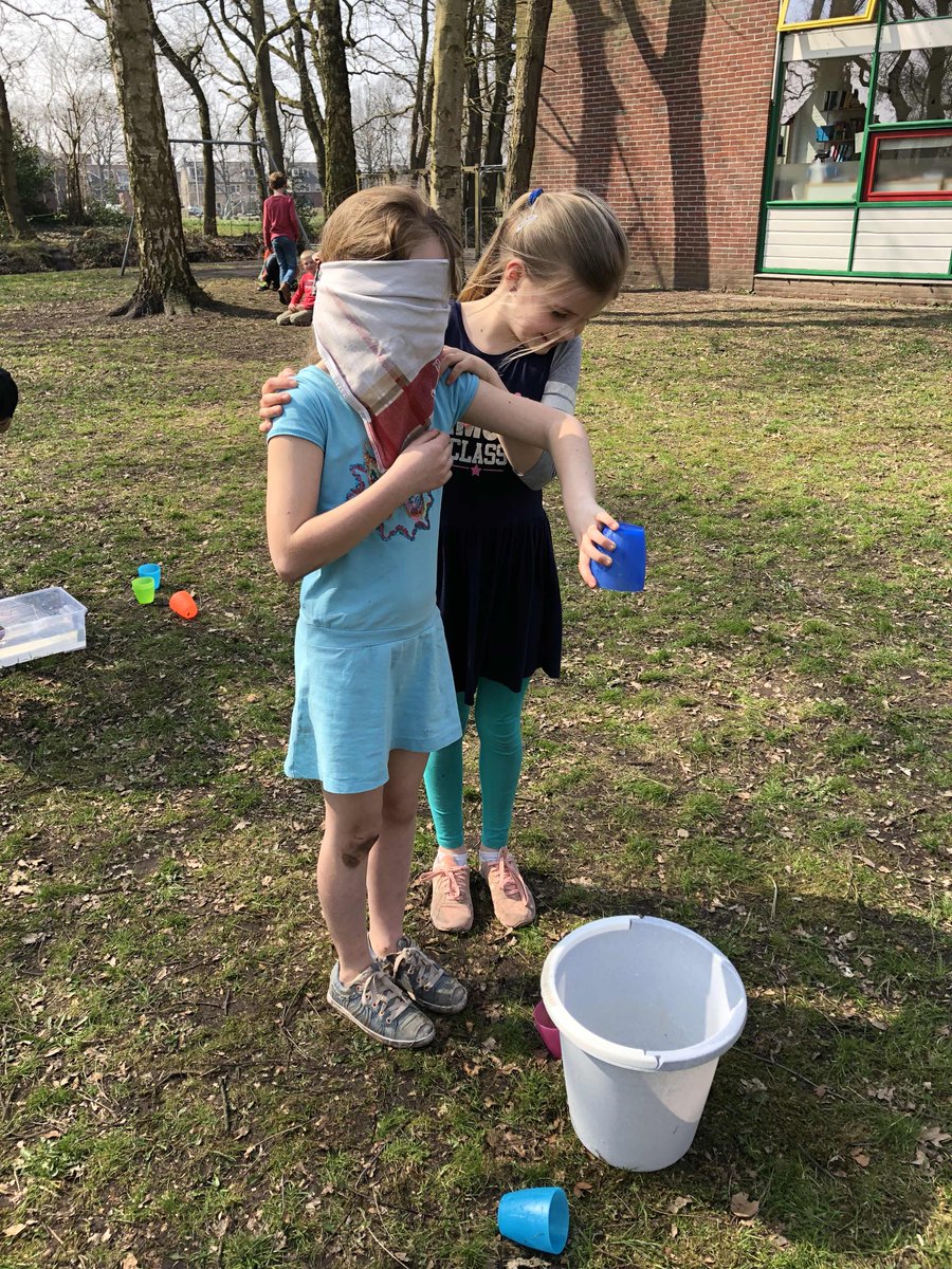 hetmozaiekharen's tweet photo. Buitenlesdag @hetmozaiekharen Groep 5/6 krijgt een kanjerles; blind op elkaar vertrouwen! https://t.co/2en4FbfxLZ