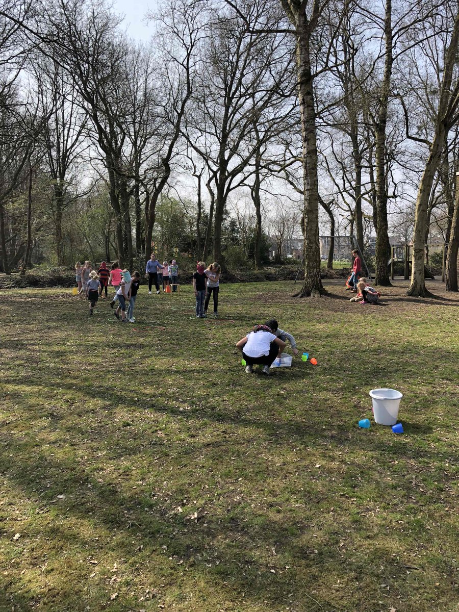 hetmozaiekharen's tweet photo. Buitenlesdag @hetmozaiekharen Groep 5/6 krijgt een kanjerles; blind op elkaar vertrouwen! https://t.co/2en4FbfxLZ