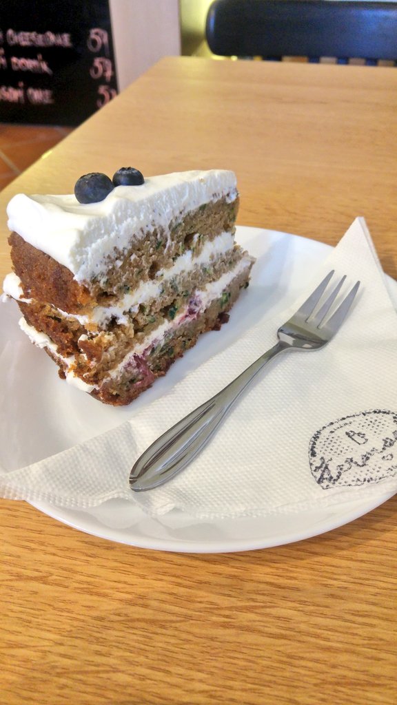 nabrnodobry's tweet photo. Takové to jak kvůli demonstraci nestihnete uvařit oběd na další den a chcete využít menu kavárny.
Kde už v půl 12 dojde jídlo.
A tak si musíte dát na oběd dort.
Strašný.
#termoska #nebevhubě https://t.co/HXEdg3AbSL