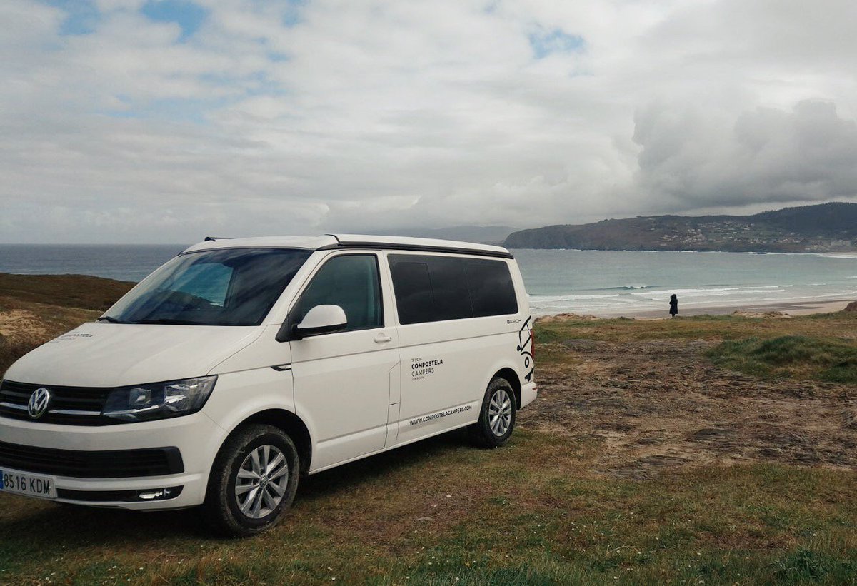 Esos días de #olas pequeñas pero perfectas en #valdoviño #compostelacampers #vwcalifornia