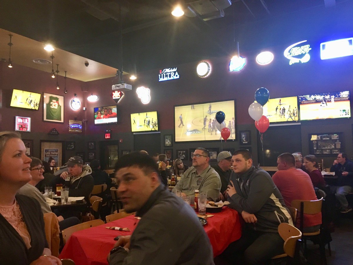 jaydarrah23's tweet photo. A big thanks to @petetarrier and @nhsportspage for setting up the viewing of the State Championship Game at Buffalo Wild Wings in Concord. Great to get the crew back together. @BWWings staff were awesome! #TheBrotherhood #Pitt @c_darrah1 @garrettsgreat7 @justincolby35 @tonymar https://t.co/fPBfzhCO4T
