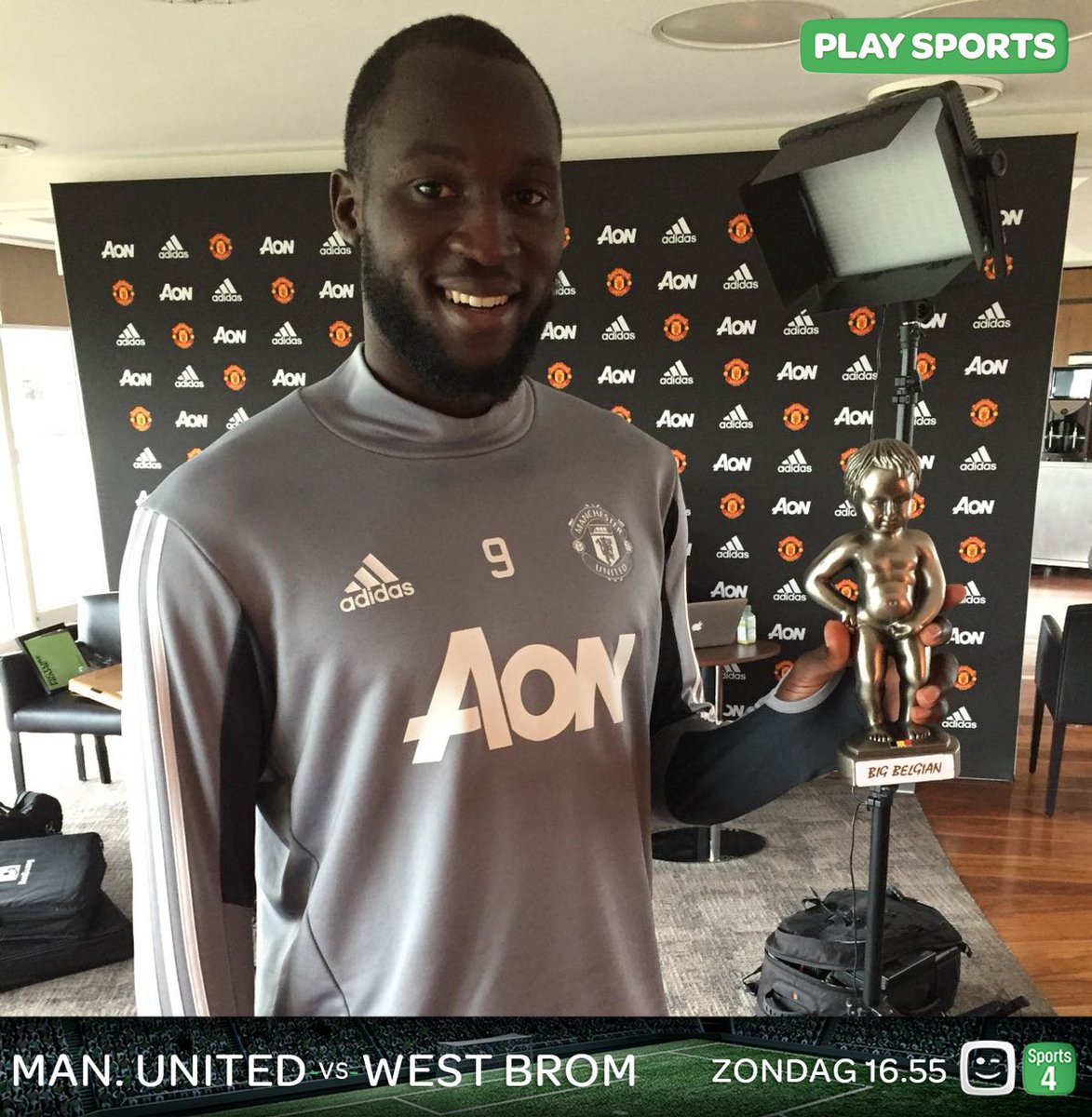 playsports's tweet photo. Wat een maand maart voor @RomeluLukaku9! 💪

✔ - Eerste keer Speler van de Maand bij @ManUtd 
✔ - Big Belgian bij Play Sports https://t.co/ELuHY43tUW