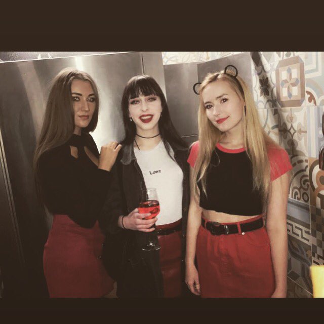 itss_maggs's tweet photo. I don’t know these girls but we all in red skirts ❤️ #girlstoilets #nightsout #randomers https://t.co/RXuU80dvmD