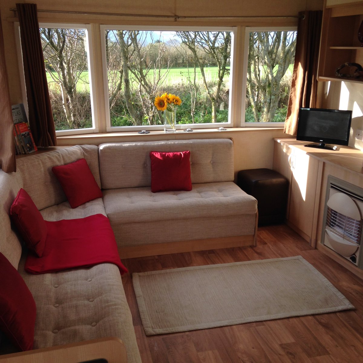 TretioCamping's tweet photo. Book our popular "pet friendly" rental availability for mid week, weekend or a full week. See https://t.co/4JfoJl9AR4 for more information ☺️ https://t.co/G4bVicumLV