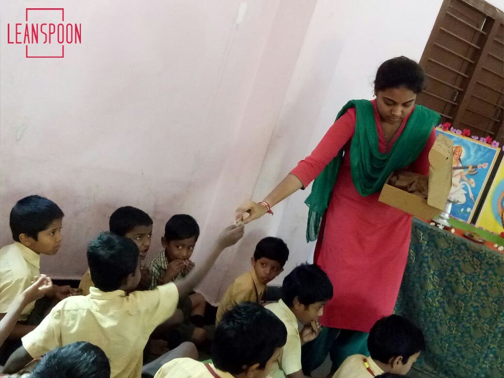 LeanSpoon's tweet photo. #BalaNarayanaSeva at #SaraswathiVidyaMandir Srinagar Colony!!
Proud of #SuhaChandramouli 4 taking d initiative & #Leanspoon thanks you 4 giving the opportunity of serving biscuits to kids wd a motive to promote nutrition by providing healthy/low cost nutritious food to 250 kids https://t.co/lPGJl3r623