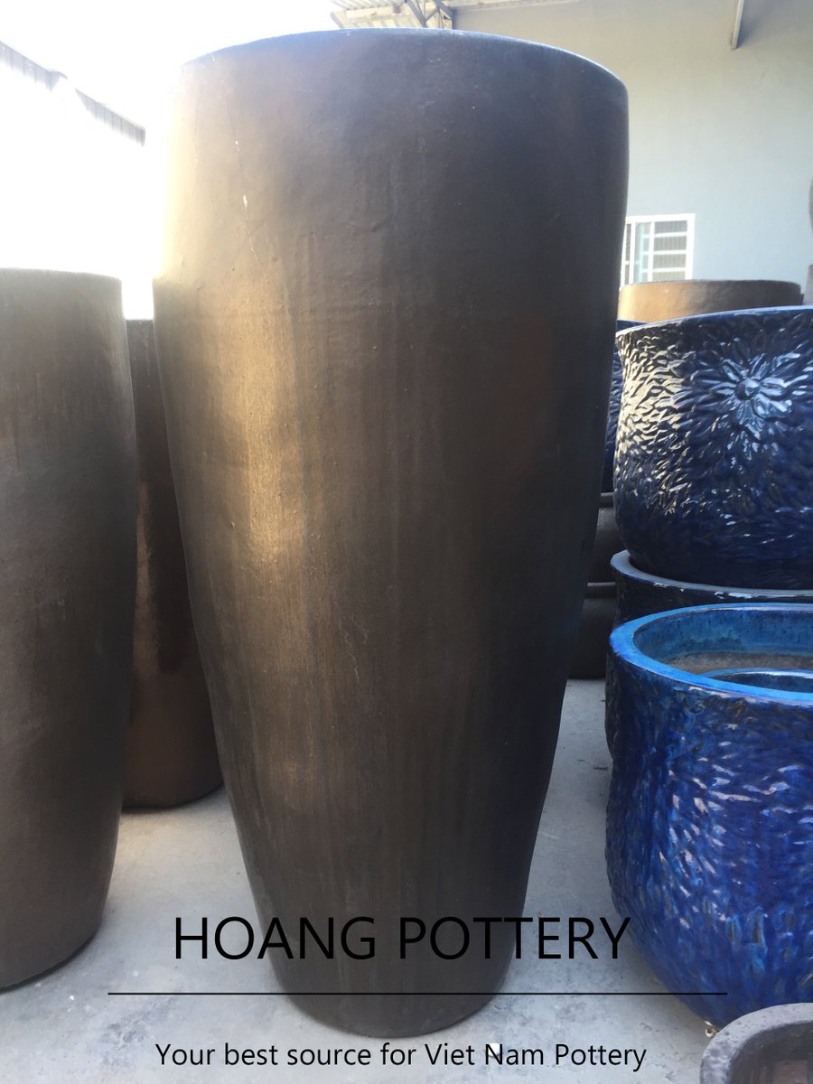 HoangPottery's tweet photo. Well, we also make #supertall #ceramic #pots. 😉🍸🍾🌿✨#vietnam #pottery #pot #planter #brown #bronze #bronzecolor #tall #tallpot #tallplanter #big #bigpot #bigplanter #giant #giantpot #giantplanter #ceramicpot #ceramicplanter #cooldesign #cooldecor #design #garden #decoration https://t.co/CDRR6YR58t