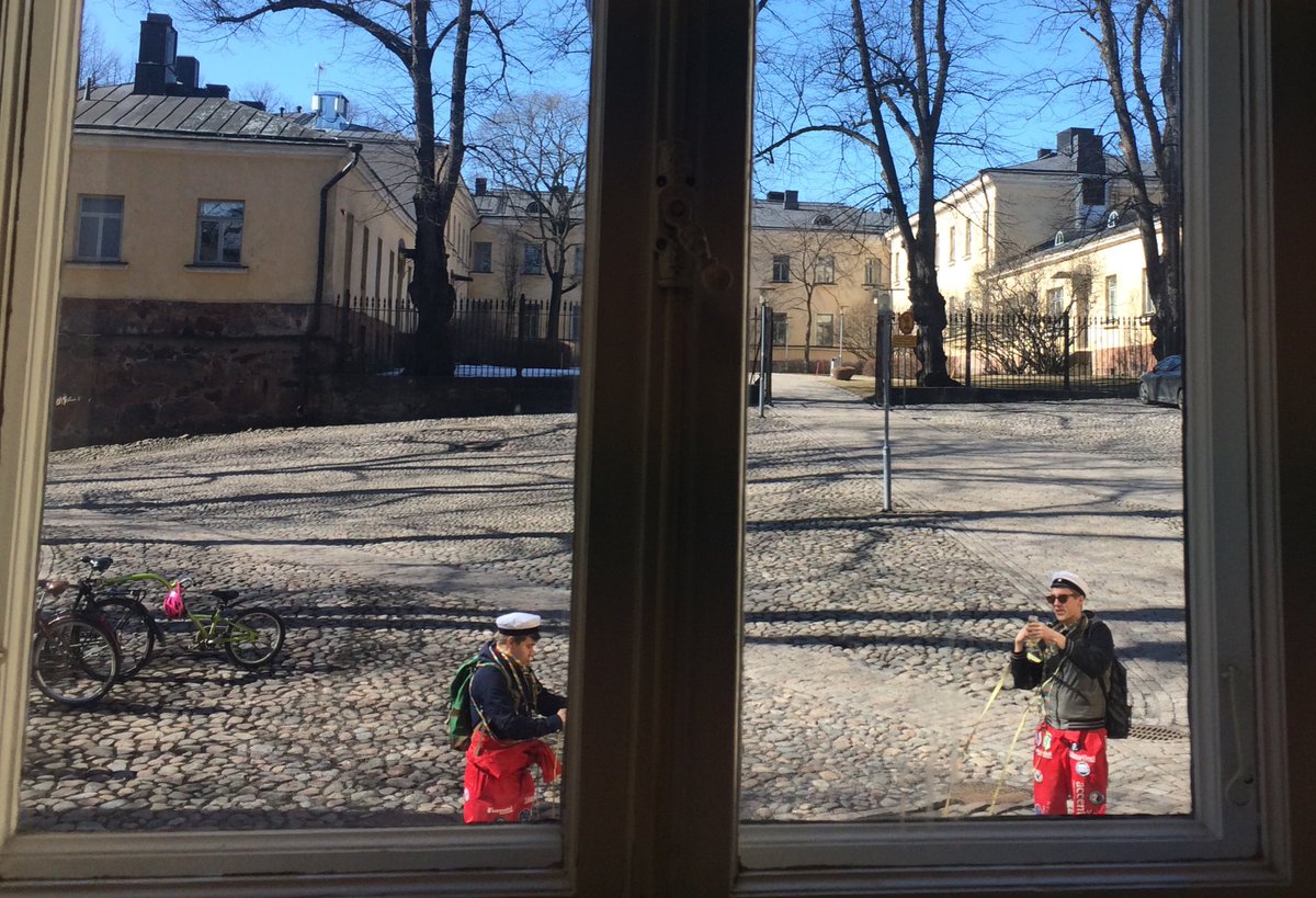 KristiinaSilvan's tweet image. #Kevät'tä ilmassa: ensimmäiset vapun viettäjät bongattu Valtiotieteellisen tiedekunnan sisäpihalla! #serpentiini #skumppa #ylioppilaslakki