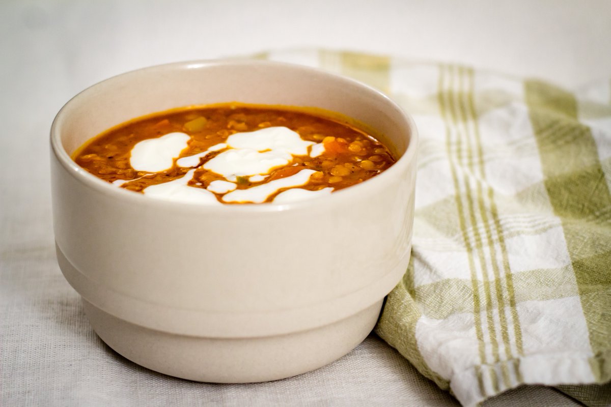 Ataborman's tweet image. Vissa dagar finns det inget bättre än en enkel, mustig, värmande linssoppa. Denna variant är kraftigt kryddad med varma kryddor som curry och spiskummin, och här finns det stort utrymme för variation efter personlig smak. 

ow.ly/1JGo30jpt5e 

#recept #vegetariskt #foodporn