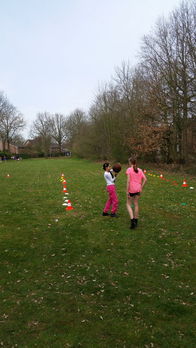 Bas_Hoetink's tweet photo. In het kader van  #buitenlesdag gymt @Korenaer natuurlijk lekker buiten! @SEC_Oss @JOGGoss https://t.co/hOMC3CQucH