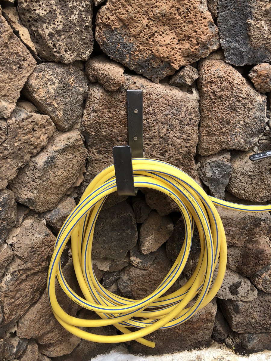 david88001873's tweet photo. #Recycling #2ndLife @JardinesdelSol making hose hangers from scrap metal https://t.co/3xdrOrJw5E