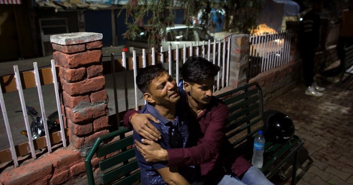 HuffPostCanada's tweet image. School bus plunges off mountain in India, killing nearly 2 dozen kids huffp.st/NRxqc8l