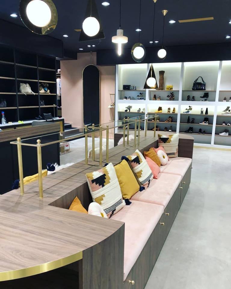 outremesure_'s tweet photo. Notre boutique a ouvert ses portes 7 rue de l'Ancienne Préfecture ! Un tout nouveau concept-store qui réunit design et collections de chaussures, vêtements, sacs et accessoires de mode pour femme ! Notre équipe vous accueille du lundi au samedi de 10h a 19h ! https://t.co/swKNPwdaQv