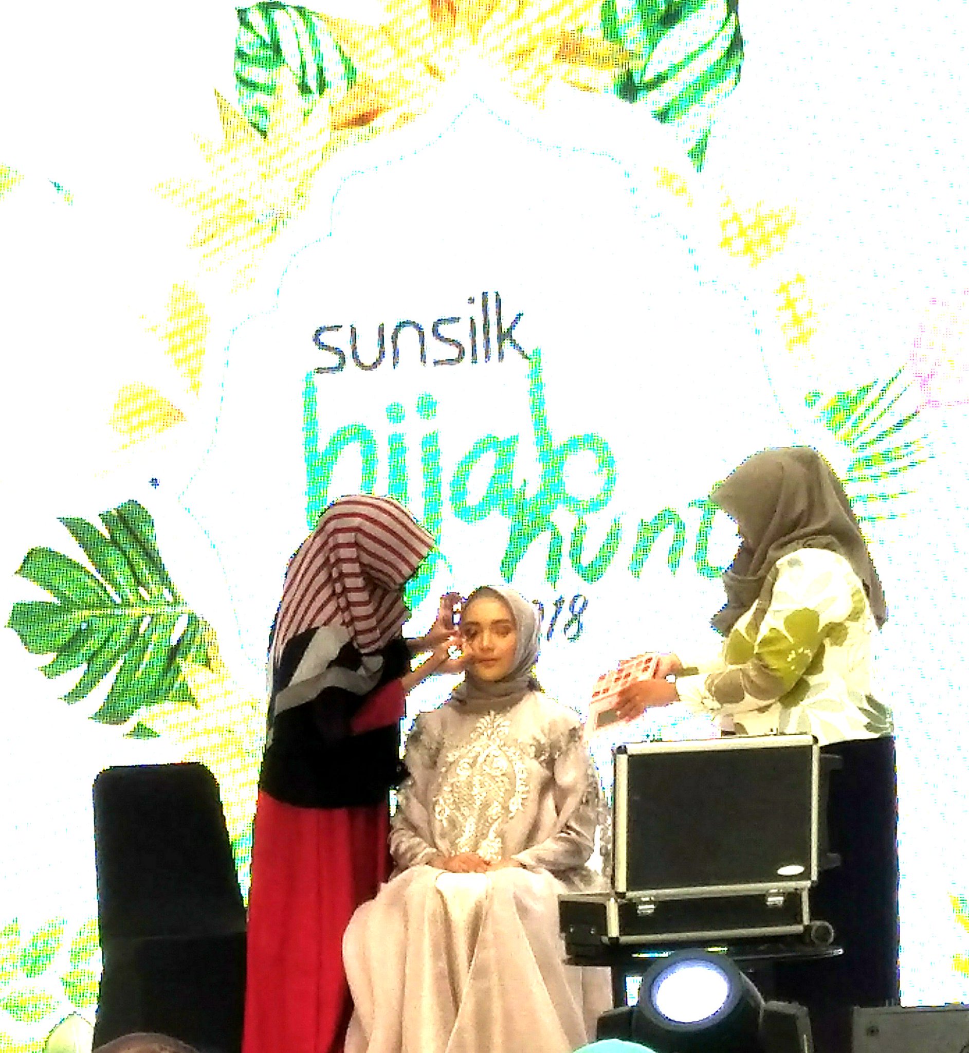 make up class hijab hunt