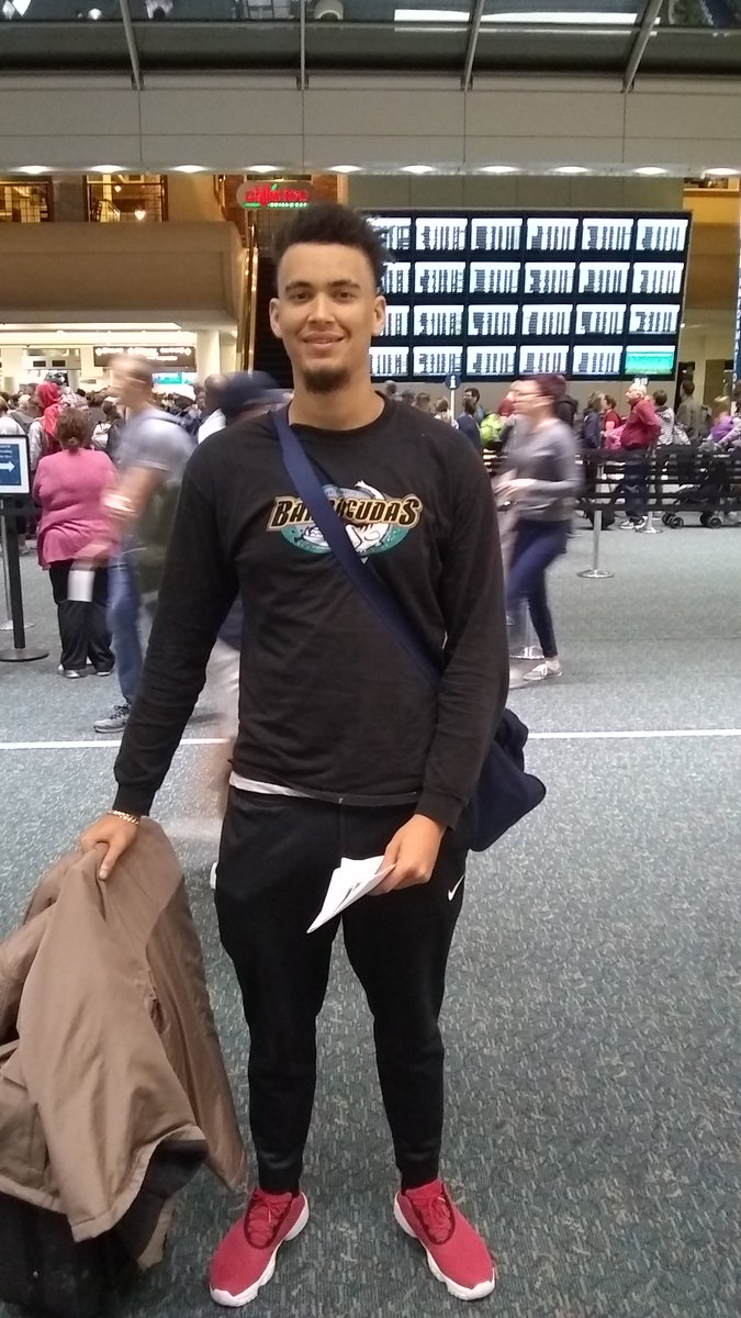 GiantMobley99's tweet photo. Leaving 78° to 39° for my Official visit to Mount Union https://t.co/l64GHe8pIm