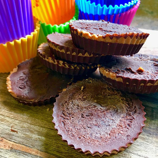 Weekly Tip: Healthy Peanut Butter Cups - goo.gl/GwzYar
#peanutbuttercup #healthyrecipe #chocolate #foodporn #love #healthy #coconutoil #tasty #yum #nutrition #homemade #chocoholic #guiltfree #peanutbutter #pt #goodfats #enjoy #holidays
