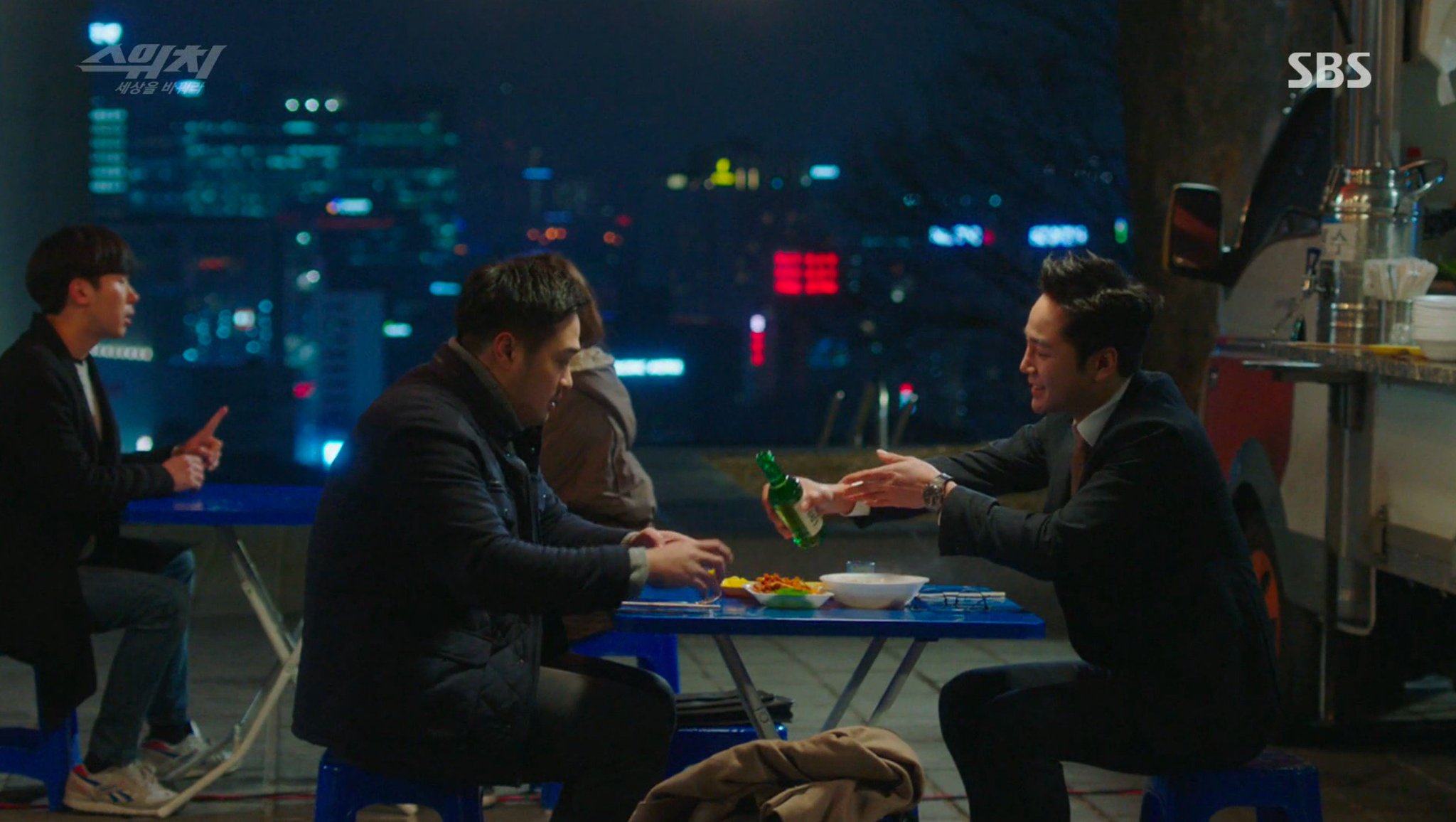 DaaoN4dVMAUvo7A.jpg:large