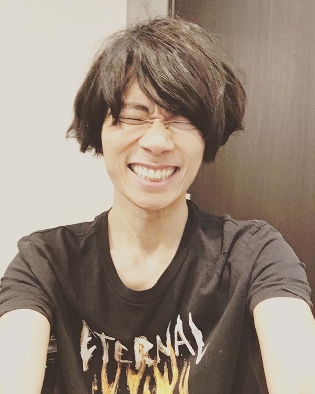 alexandroscrew's tweet photo. 今日はラジオ。School of Lock!。
ハナウタの感想皆さんありがとう。レコーディングもシングル用は終了してもうウハウハウヘヘぺろぺろな顔をどうぞ。洋平
#sol 
#ハナウタ https://t.co/4i9xv6aGgy https://t.co/0aqM1o4LEe