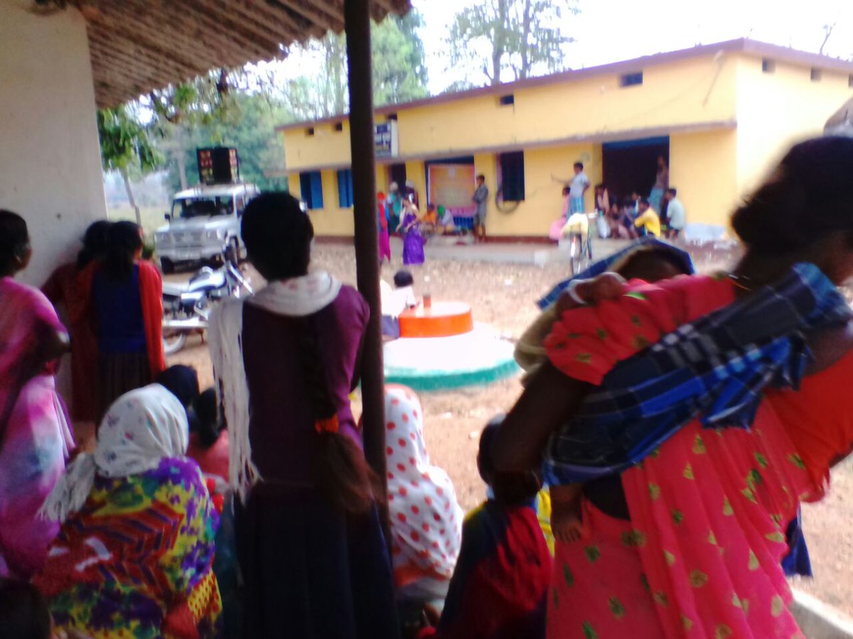 MoHFW_INDIA's tweet photo. The #SongAndDramaDivision of @MIB_India spreading awareness about #AyushmanBharat through captivating performances in the #Gumda village of #Dantewada district, #Chhattisgarh. @Ayushmanbharat1 #UniversalHealthCoverage https://t.co/yPFNubUeu0