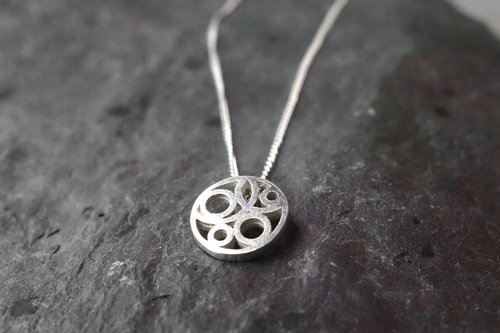 strokestownpark's tweet photo. Just arrived in our gift shop! This beautiful jewellery collection is by @MiriamWade Miriam is an Irish goldsmith and designer from Mullingar, Co. Westmeath.  #strokestownpark #irishheritagetrust #gifts #jewellery #irishdesign #loveroscommon https://t.co/pCzIdQ5Go8