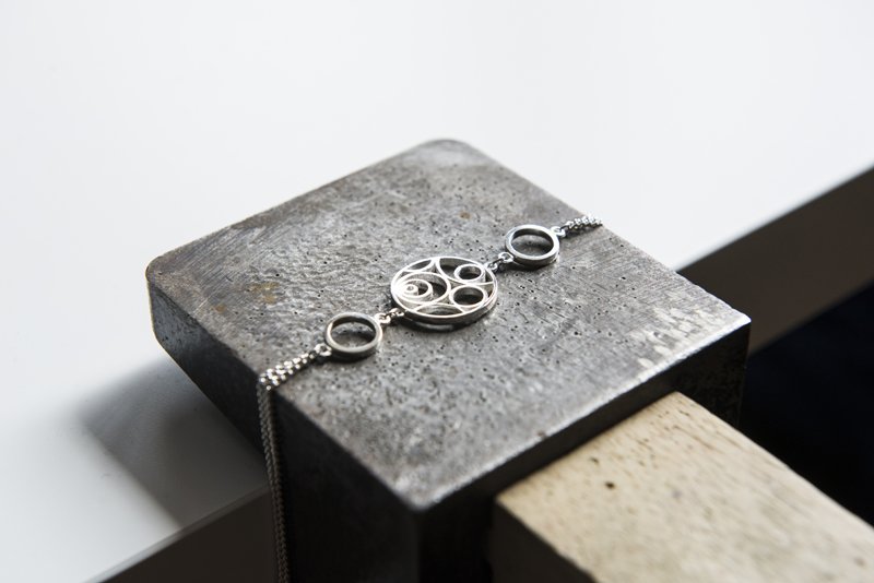 strokestownpark's tweet photo. Just arrived in our gift shop! This beautiful jewellery collection is by @MiriamWade Miriam is an Irish goldsmith and designer from Mullingar, Co. Westmeath.  #strokestownpark #irishheritagetrust #gifts #jewellery #irishdesign #loveroscommon https://t.co/pCzIdQ5Go8