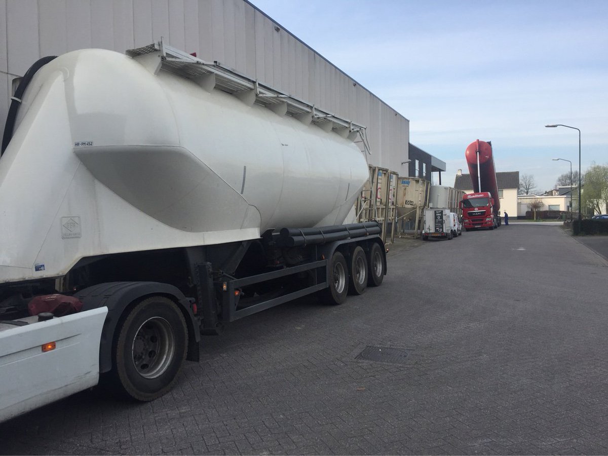 Booboogieleon's tweet photo. Het is dringen vandaag #knauf #gyproc silo’s vullen in de silostraat #Stukbouw efficiënt en stofvrij werken https://t.co/7MJanwmnqp