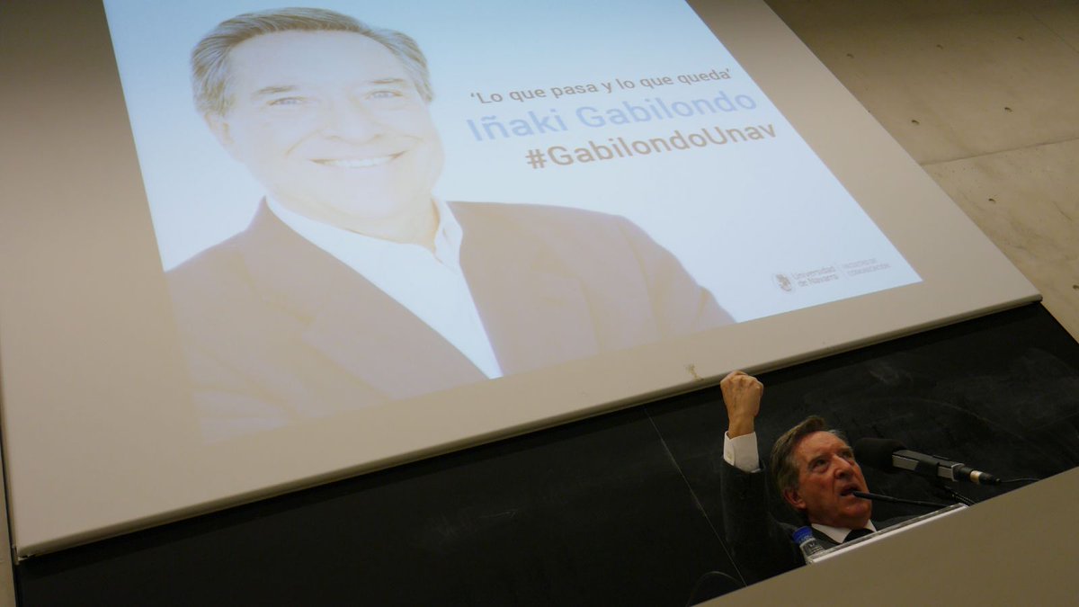 fcomunav's tweet photo. Con esta energía ha animado hoy Iñaki Gabilondo a los estudiantes de @fcomunav: "Creed en el oficio que habéis elegido. Pasaréis grandes dificultades, no tendréis mucha claridad, pero tened la seguridad de que las cosas no serán como dice el fatalismo imperante" #GabilondoUnav https://t.co/f0JsWc3WF7