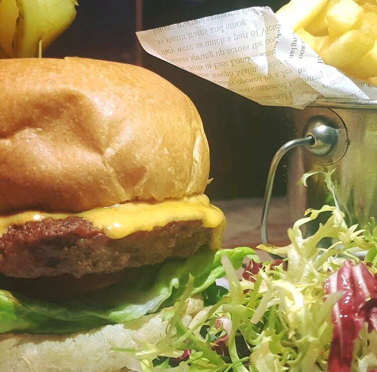 flintsbarmg's tweet photo. The weekend seems like a distance away (boo!)... but itβs Treat Tuesday (Yay!)
Why not treat yourself to some of this deliciousness; 100% British beef in a sour dough bun with salad & burger relish, served with crispy fries ππ
#treattuesday #lunch #flintsisback https://t.co/A8HjxTQAit