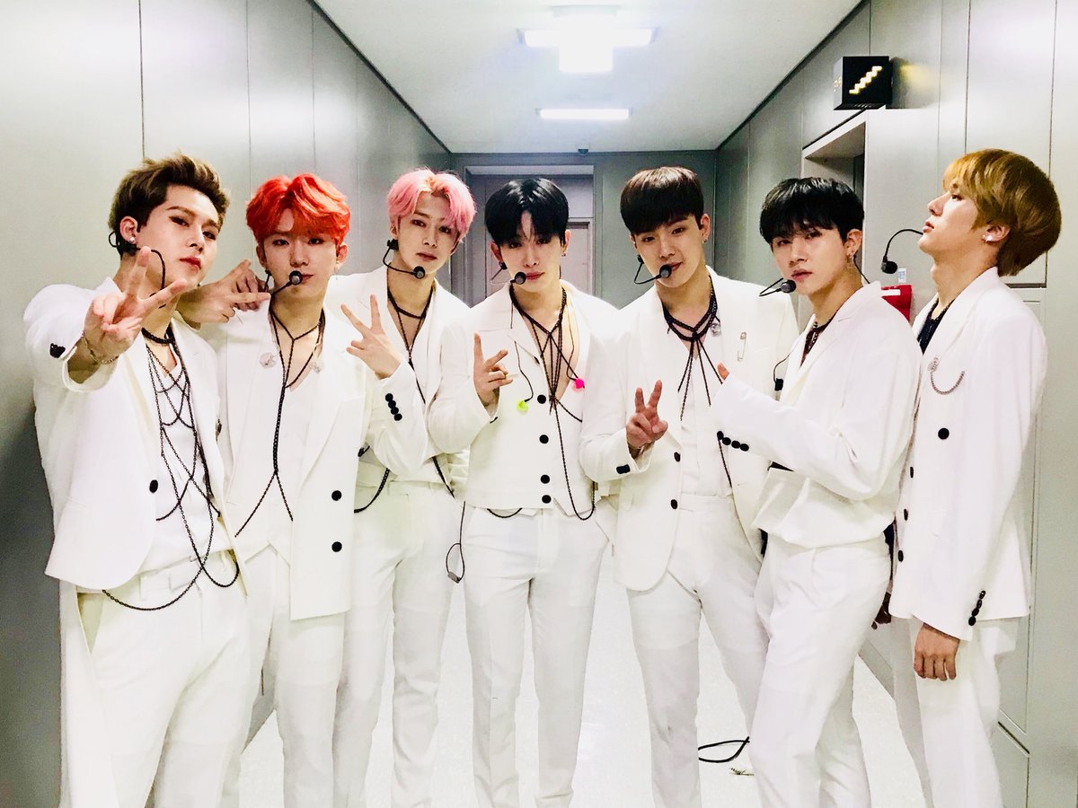 OfficialMONSTAX's tweet photo. [#MONSTA_X]
180410 #몬스타엑스
#SBSMTV #더쇼
#JEALOUSY #젤러시 무대완료✔️ https://t.co/HTAg5YErJV