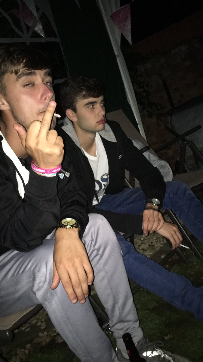 lar_green98's tweet photo. @ellsy99 happy birthday dickhead🍻have a good day😝xxxx https://t.co/gEU7dBumq9