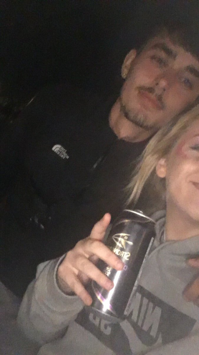 lar_green98's tweet photo. @ellsy99 happy birthday dickhead🍻have a good day😝xxxx https://t.co/gEU7dBumq9