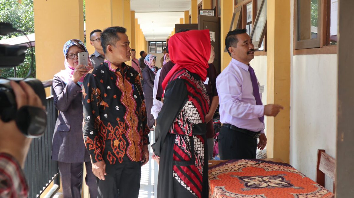 ineu_purwadewi's tweet photo. Memantau pelaksanaan Ujian Nasional Berbasis Komputer (UNBK) di SMAN 1 Jatinangor Kabupaten Sumedang...
#UNBK #unbksma #JABAR #jawabarat #dprdjabar https://t.co/iEnpz7gioL
