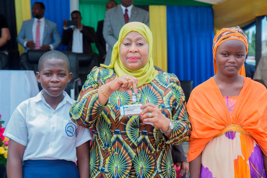 ummymwalimu's tweet photo. Leo Sekta ya Afya #Tanzania yaandika historia👍! Vice President HE @SuluhuSamia amefanya uzinduzi wa Chanjo ya Kuzuia Saratani ya Mlango wa Kizazi #HPVVaccine! Mwaka 2018 tunalenga kuwachanja wasichana 616,000 wenye umri wa miaka 14 #KingaNiBoraKulikoTiba! Thanks @gavi @GaviSeth https://t.co/UOo96Qs5QQ