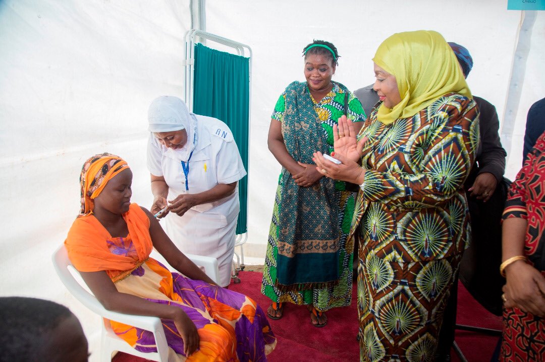 ummymwalimu's tweet photo. Leo Sekta ya Afya #Tanzania yaandika historia👍! Vice President HE @SuluhuSamia amefanya uzinduzi wa Chanjo ya Kuzuia Saratani ya Mlango wa Kizazi #HPVVaccine! Mwaka 2018 tunalenga kuwachanja wasichana 616,000 wenye umri wa miaka 14 #KingaNiBoraKulikoTiba! Thanks @gavi @GaviSeth https://t.co/UOo96Qs5QQ